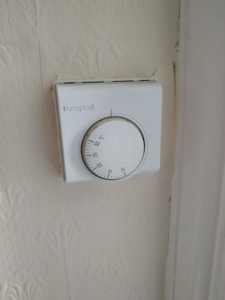 1st_floor_honeywell_thermostat.jpeg